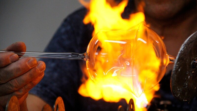 Aus einfachen gläsernen Röhren und Kolben entstehen in seiner Werkstatt dünnwandige Glocken, filigrane Weihnachtsmänner und – natürlich – traditionelle Christbaumkugeln. – Bild: ZDF und MDR/​Kathrin Welzel