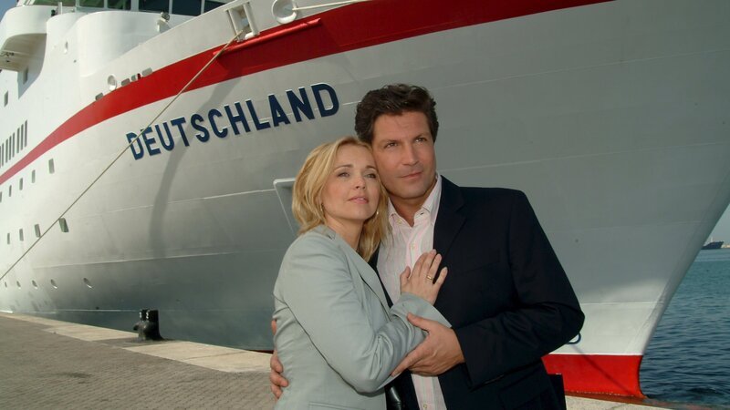 Meret (Tina Ruland) und Paul Fellner (Francis Fulton-Smith) stechen zum zweiten Mal mit dem Traumschiff in See. Sie möchten ihre Flitterwochen nachholen. – Bild: ZDF und Dirk Bartling
