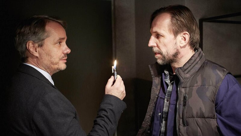 Vossmann (Guido Lambrecht, l.) und Wurlitzer (Gotthard Lange) haben die Freunde in ihrer Gewalt und wollen die Vergangenheit auslöschen … – Bild: MG RTL D /​ Guido Engels