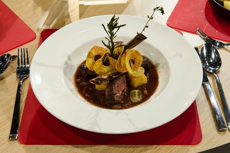 Tagesmotto „4 gewinnt“: Lammkarree mit Kaffee-Rub, Kaffee-Trauben-Sauce, Fondant-Kartoffeln und knuspriger Kartoffelspirale (Lammkarree, Kartoffeln, Trauben, Kaffeebohnen) von Laura Steinkopf – Bild: ZDF und Gunnar Nicolaus