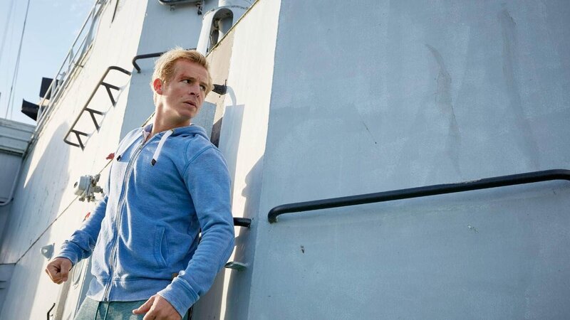 Paul (Daniel Roesner) schleicht sich an Bord des alten Kriegsschiffes … – Bild: MG RTL D /​ Guido Engels