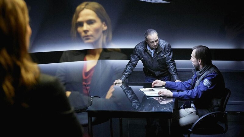 Staatsanwältin Sophie Schubert (Katrin Bühring, l.) beobachtet, wie Semir (Erdogan Atalay, M.) Wurlitzer (Gotthard Lange) in die Mangel nimmt. – Bild: MG RTL D /​ Guido Engels