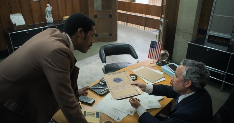 Frank Jackson (Parker Sawyers, l.) – Bild: HBO Europe S.R.O.