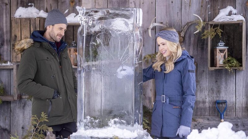 Hannah Fisher (Jocelyn Hudon, re.) ist von dem Auftrag ihres Reisebüros, in einem Eishotel im Norden Kanadas zu recherchieren, zunächst gar nicht begeistert – ist sie doch sonst Spezialistin für Tropen-Kreuzfahrten. Dieser anfängliche Widerwille ist wie weggeblasen, als sie den Besitzer und Designer des Hotels, Ben Wade (Steve Lund, li.) kennenlernt. – Bild: TVNOW / petr maur Hannah Fisher (Jocelyn Hudon, re.) ist von dem Auftrag ihres Reisebüros, in einem Eishotel im Norden Kanadas zu recherchieren, zunächst gar nicht begeistert – ist sie doch sonst Spezialistin für Tropen-Kreuzfahrten. Dieser anfängliche Widerwille ist wie weggeblasen, als sie den Besitzer und Designer des Hotels, Ben Wade (Steve Lund, li.) kennenlernt. – Bild: TVNOW / petr maur