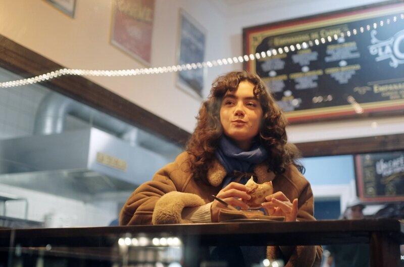 Köchin Lucie testet sich durch das multikulturelle Teigtaschenangebot in Berlin: Hier kostet sie Empanadas. – Bild: Benjamin Wistorf