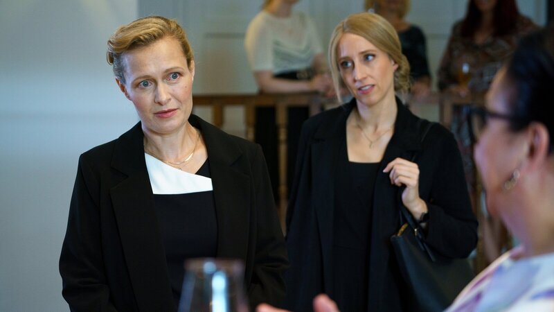 Gerichtsmedizinerin Dr. Franziska Beck (Maria Happel) bedankt sich bei Inhaberin der Tanzschule Michelle Schrattl (Emese Fay) für den Frauentanzkurs. Tanzlehrerin Alexa Poll (Jules* Elting) beobachtet das Geschehen. – Bild: ZDF and Petro Domenigg/​FILMSTILLS.AT KG