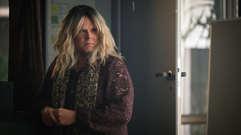 Der Online-Troll Tom Hallsténsen (Anders Baasmo) hat eine neue Identität angenommen. Er nennt sich nun Berit und trägt Frauenkleider. – Bild: ZDF und LUKAS SALNA