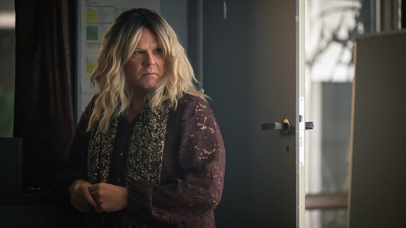 Der Online-Troll Tom Hallsténsen (Anders Baasmo) hat eine neue Identität angenommen. Er nennt sich nun Berit und trägt Frauenkleider. – Bild: ZDF und LUKAS SALNA