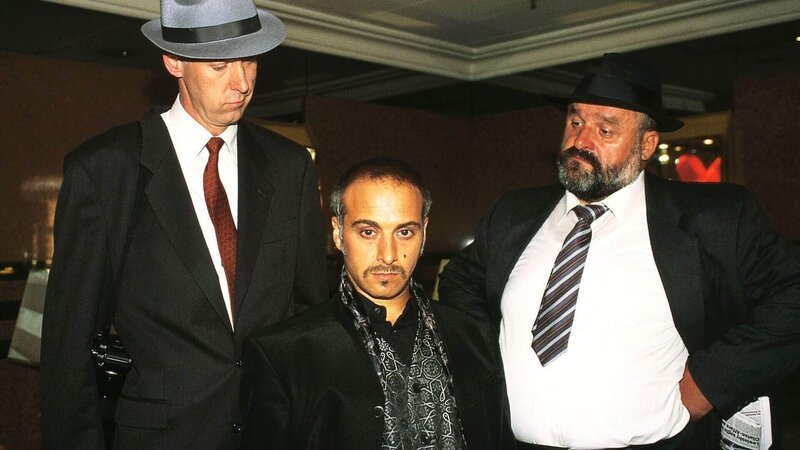 Semir (Erdogan Atalay, Mi.) hat sich als Killer ausgegeben. Seine Kollegen Bonrath (Ottfried Vollmer, li.) und Herzberger (Dietmar Huhn) sind in zivil zur Beobachtung der Kontaktaufnahme dabei. – Bild: TVNOW