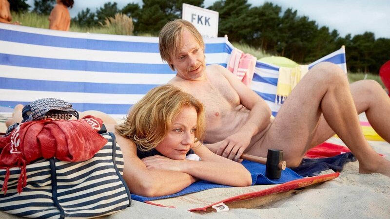 Andrea (Carina Wiese) schwelgt mit ihrem Jugendliebe Timo (Michael Specht) in Erinnerungen an ihre gemeinsame Vergangenheit. – Bild: MG RTL D /​ Guido Engels