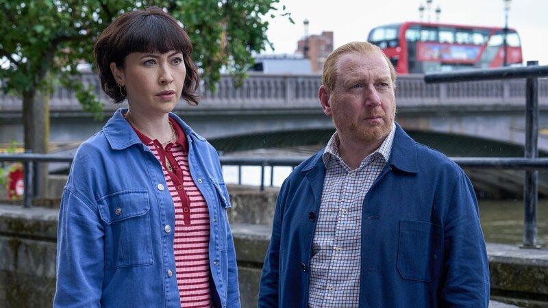 DI Max Arnold (Adrian Scarborough) und DS Layla Walsh (Vanessa Emme) beschäftigt der Tod eines Münzhändlers. Wurde ihm eine seltene Goldmünze zum Verhängnis? – Bild: ZDF und Natalie Seery/​BBC Studios/​Acorn Media Enterprises