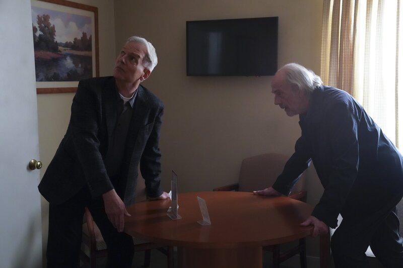 Leroy Jethro Gibbs (Mark Harmon, l.); Joe Smith (Chrisopher Lloyd, r.) – Bild: CBS Broadcasting Inc.