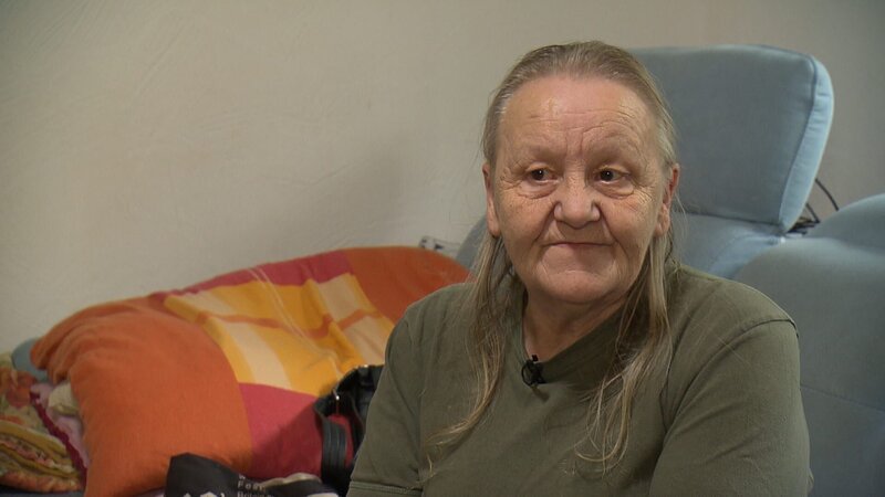 Oma Petra möchte Enkelin Michelle (18) bei der Berufswahl mit Rat zur Seite stehen.; Oma Petra möchte Enkelin Michelle (18) bei der Berufswahl mit Rat zur Seite stehen. – Bild: RTLZWEI