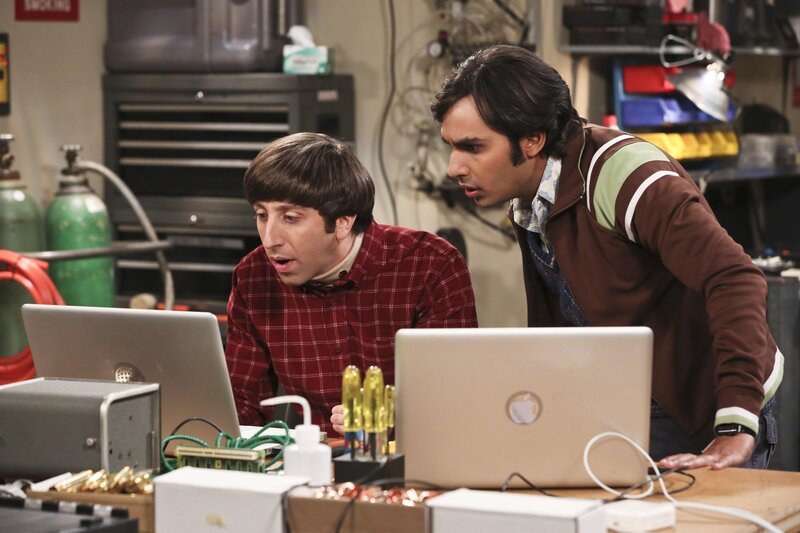 Howard (Simon Helberg, l.) und Raj (Kunal Nayyar, r.) freuen sich riesig, dass ihre neue Erfindung funktioniert. Da erhalten sie plötzlich eine merkwürdige E-Mail von der NASA. Unterdessen haben Leonard und Penny alle Hände voll damit zu tun, einen Familienstreit zu verhindern … – Bild: © 2016 Warner Brothers