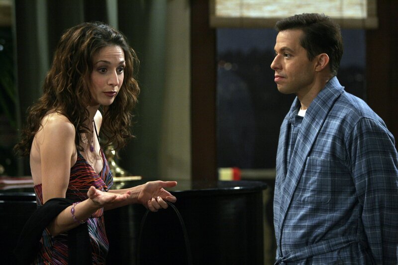 Bei einem Erdbeben ist Judiths (Marin Hinkle, l.) Haus beschädigt worden. Alan (Jon Cryer, r.) bietet ihr an, so lang bei ihm und Charlie wohnen zu können, bis ihr Haus wieder in Ordnung ist … – Bild: © Warner Brothers Entertainment Inc.