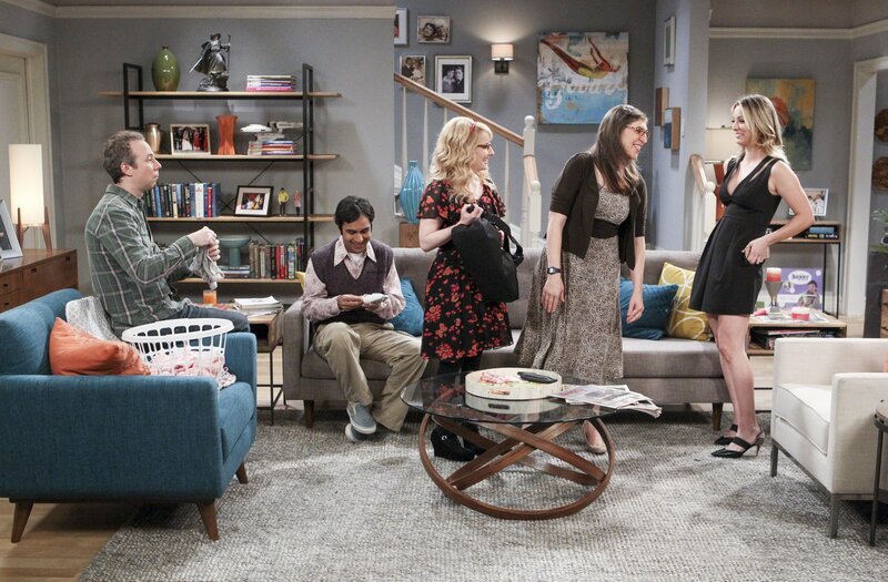 Bernadette (Melissa Rauch, M.), Amy (Mayim Bialik, 2.v.r.) und Penny (Kaley Cuoco, r.) planen einen heißen Mädelsabend. Unterdessen sollen Stuart (Kevin Sussman, l.) und Raj (Kunal Nayyar, 2.v.l.) auf Baby Halley aufpassen, was in einem Fiasko endet … – Bild: © 2016 Warner Brothers