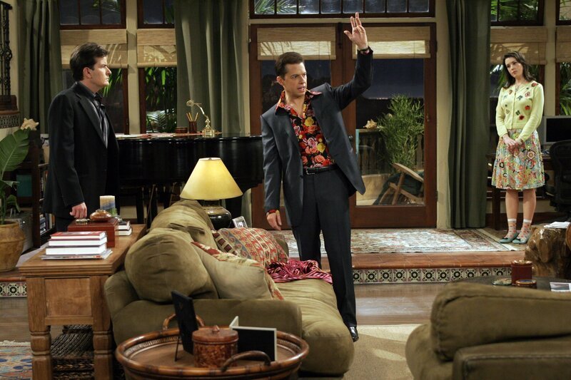 Rose (Melanie Lynskey, r.) kann nicht glauben, dass sich Charlie (Charlie Sheen, l.) und Alan (Jon Cryer, M.) als ein schwules Pärchen ausgeben wollen … – Bild: © Warner Bros. Television