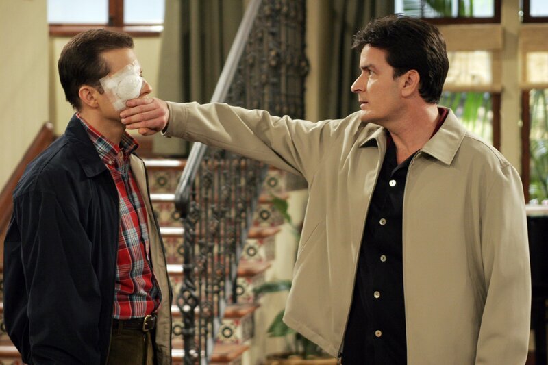 Charlie (Charlie Sheen, r.) trifft Alan (Jon Cryer, l.) mit einer Toastscheibe so unglücklich ins Auge, dass Alan gleich zum Arzt gehen muss … – Bild: © Warner Bros. Television