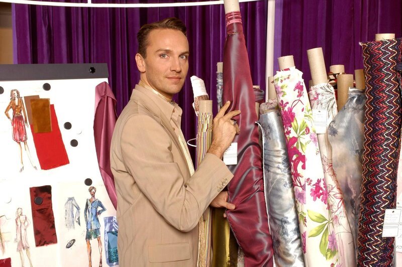 (2. Staffel) – Hugo Haas (Hubertus Regout), der genialische Chefdesigner der Firma, kommt aus einer chaotischen Künstlerfamilie. Nach einer Trotzphase, in der er sich dem Studium der Statistik widmete, hat Hugo eingesehen, dass seine Kreativität sein Kapital ist. – Bild: SAT.1 /​ André Kowalski