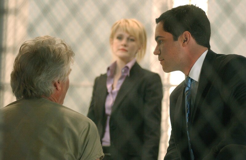 Det. Lilly Rush (Kathryn Morris, M.) und ihr Kollege Det. Scott Valens (Danny Pino, r.) verhindern, dass der Serienmörder Roy Anthony (Barry Bostwick, l.) aus der Haft entlassen wird … – Bild: Warner Bros. Television
