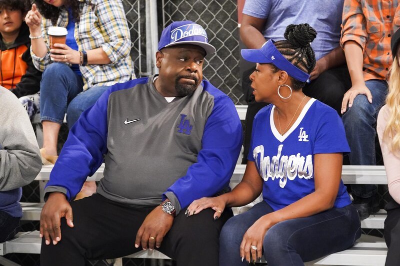 Calvin Butler (Cedric the Entertainer, l.); Tina Butler (Tichina Arnold, r.) – Bild: © 2021 CBS Broadcasting Inc.  /​ Monty Brinton /​ Monty Brinton