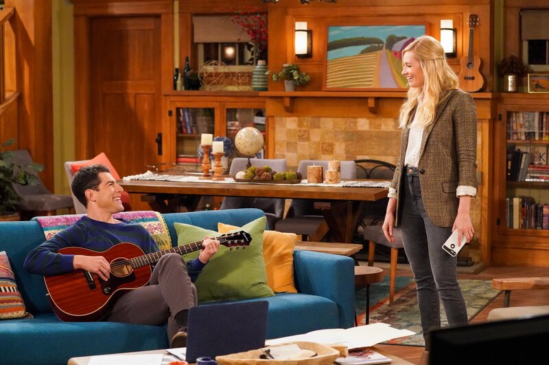 Dave Johnson (Max Greenfield, l.); Gemma Johnson (Beth Behrs, r.) – Bild: © 2021 CBS Broadcasting Inc.  /​ Monty Brinton /​ Monty Brinton