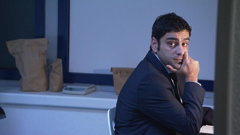 Gibt alles, um Kriminalfälle zu lösen: Amir … – Bild: © ProSieben/​SAT.1