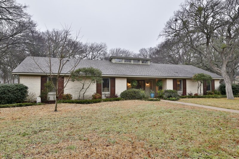 Das Haus von Margie und John Bowman bekommt ein vollständiges Facelifting und auch die inneren Werte werden gehörig aufgemöbelt … – Bild: HGTV/​Scripps Networks, LLC.