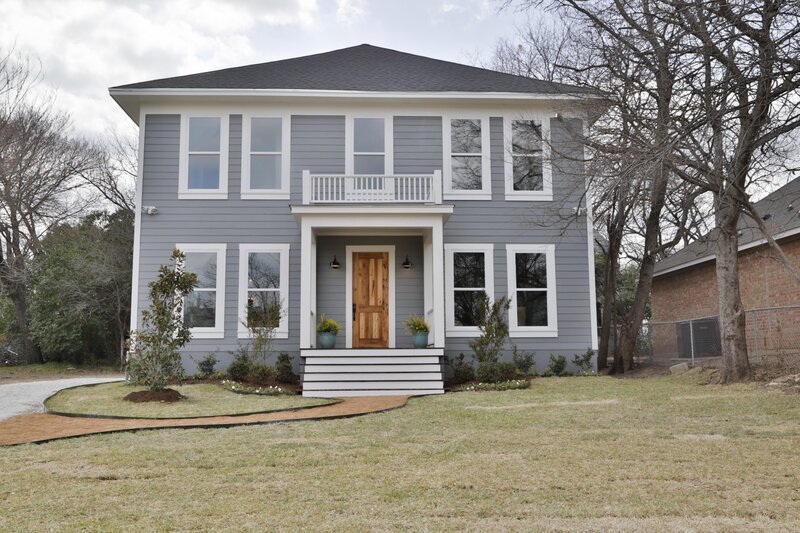 Nachdem Chip und Joanna bei dem Haus von Clint und Kelly Harp Hand angelegt haben, ist es zum Juwel der Straße mutiert … – Bild: HGTV/​Scripps Networks, LLC. /​ Sarah Wilson