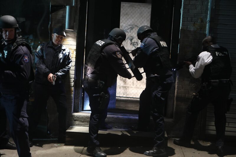 Danny Reagan (Donnie Wahlberg) und sein Team im Einsatz. Hoffentlich wird die Situation nicht eskalieren … – Bild: © 2017 CBS Broadcasting, Inc. All Rights Reserved /​ Craig Blankenhorn /​ Craig Blankenhorn