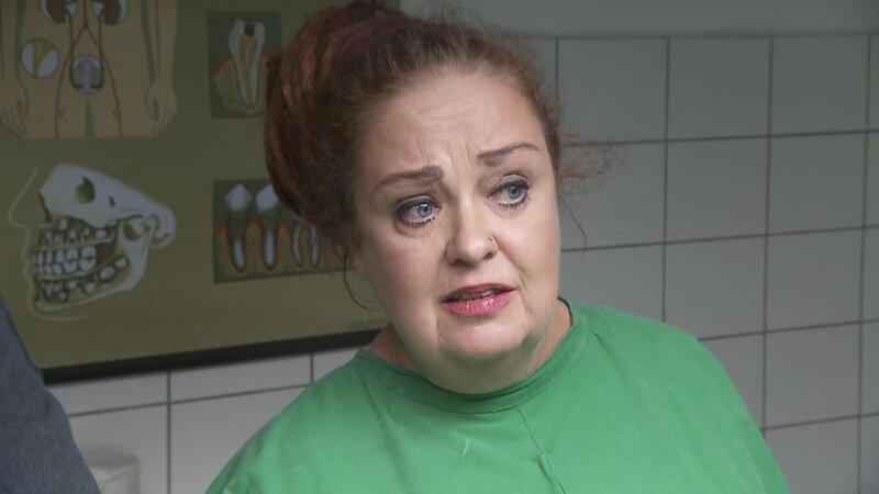 Gibt alles, um Kriminalfälle zu lösen: Sabine … – Bild: ProSieben/​SAT.1