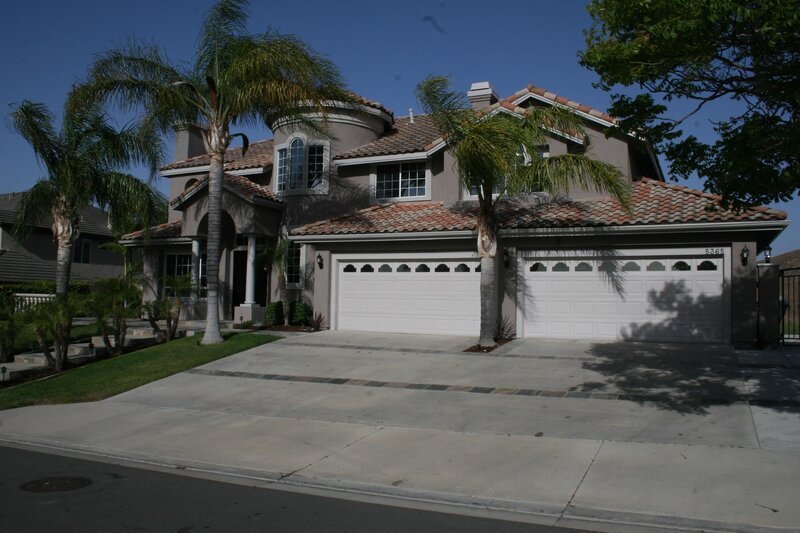 Werden sich Tarek und Christina mit einer Villa in einem angesehenen Viertel übernehmen? – Bild: © 2015, HGTV/​Scripps Networks, LLC.