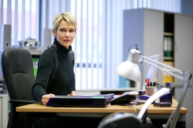 Auch Aktenstudium, Telefonate und Besprechungen gehören zum Polizei-Alltag: Kommissarin Alexandra Rietz – Bild: SAT.1 /​ Holger Rauner