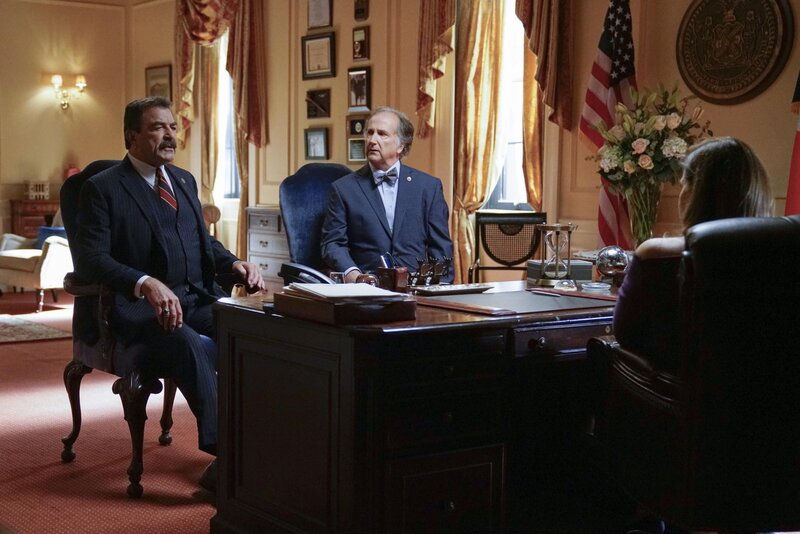 (v.l.n.r.) Frank (Tom Selleck); Carlton Miller (Mark Linn-Baker); Mayor Dutton (Lorraine Bracco) – Bild: © 2017 CBS Broadcasting Inc.  /​ John Paul Filo /​ John Paul Filo