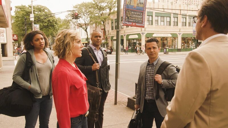 Zusammen mit seinem hochqualifizierten Spezialisten-Team Marissa (Geneva Carr, 2.v.l.), Chunk (Chris Jackson, M.) und Benny (Freddy Rodriguez, 2.v.r.) bemüht sich Bull (Michael Weatherly, r.), dass auch im Fall der jungen Kerry Ketchum (Barrett Doss, l.) der Gerechtigkeit genüge getan wird … – Bild: CBS Broadcasting, Inc.