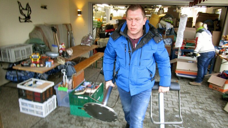 Trödelexperte Otto Schulte packt tatkräftig mit an. – Bild: RTL II