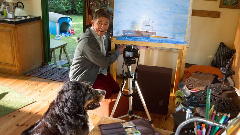 Fritz Fuchs (Guido Hammesfahr) hat die Geschichte für seinen Trickfilm gefunden: Die abenteuerliche Erforschung des Nordpols. – Bild: ZDF und Zia Ziarno