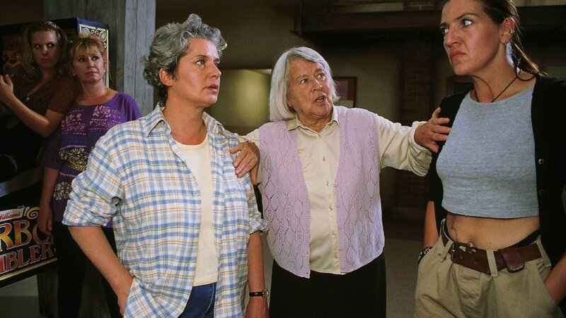 Uschi (Barbara Freier, li.) und Walter (Katy Karrenbauer, re.) streiten sich, wer von ihnen Stationssprecherin wird. Mutz (Brigitte Renner) versucht zu schlichten. – Bild: MG RTL D