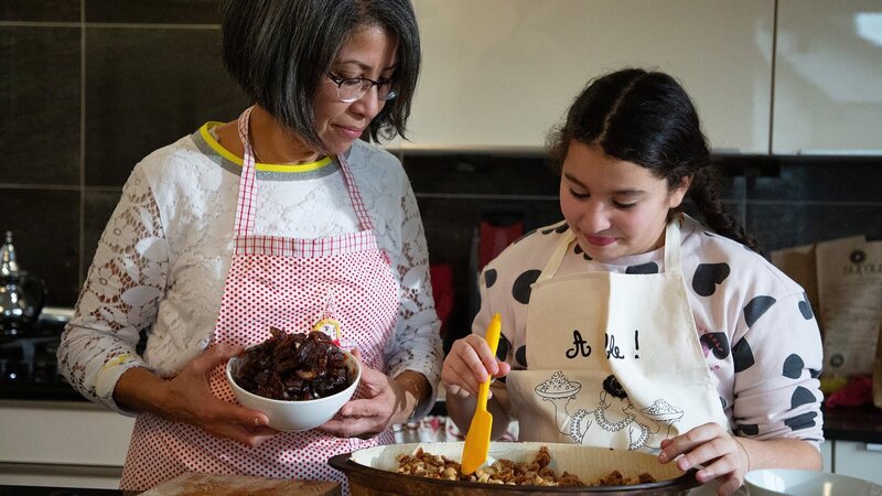 Zu Tisch Strassburg – Frankreich Die Früchte für den Berawecka werden eingelegt – Bild: SRF/​Berlin Producers Media/​Verena Mayer