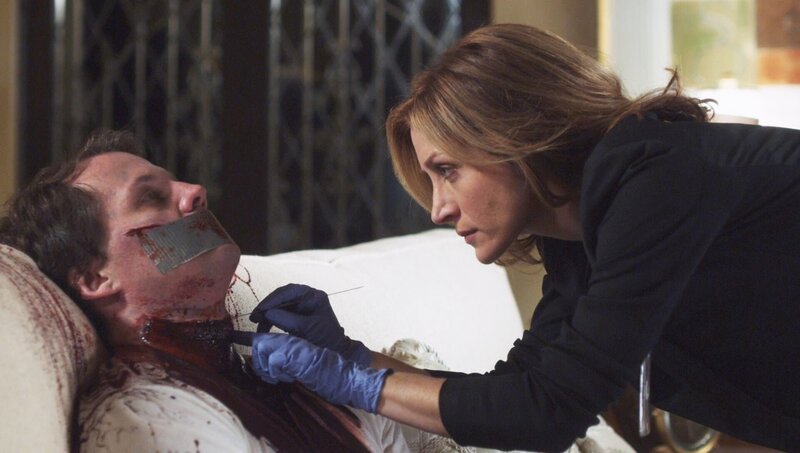 Bei der Untersuchung der Leiche (Dwayne Standridge) stellt die Pathologin Dr. Maura Isles (Sasha Alexander) fest, dass die Kehle des Opfers mit einem Skalpell durchtrennt wurde. Steckt womöglich der berühmt-berüchtigte Serienkiller ‚der Chirurg‘ hinter der Tat? – Bild: VOX/​Warner Bros