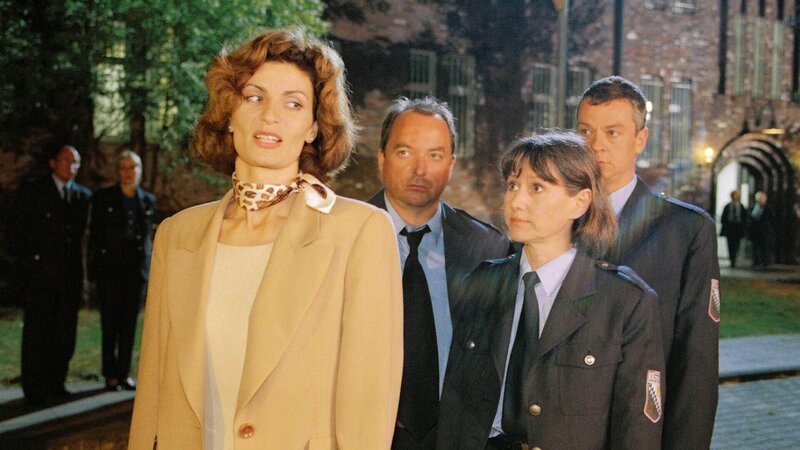 Zu Jutta Adlers (Claudia Loerding) Ärger befiehlt Dr. Evelyn Kaltenbach (Franziska Matthus, li.) dem Rollkommando sich zurückzuziehen (Egon Hofmann, Thomas Engel, re.). – Bild: MG RTL D