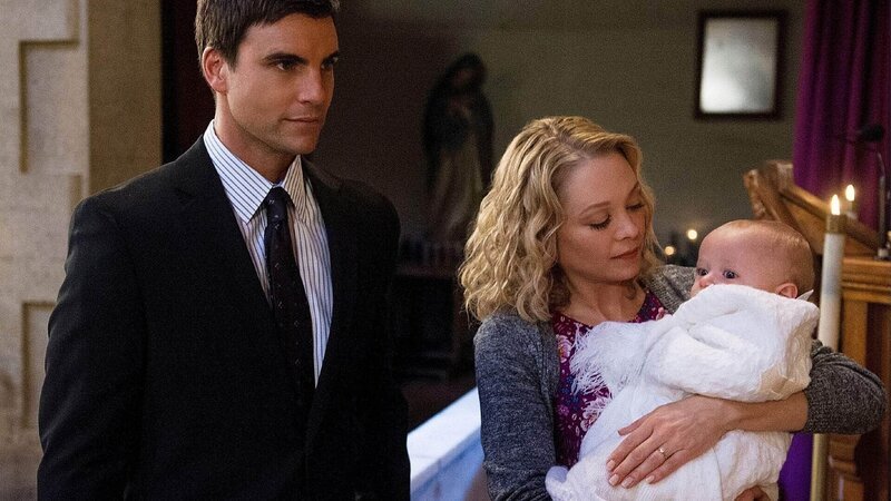 Bei der Taufe seines Sohnes T.J. (Darsteller unbekannt) erfährt Tommy Rizzoli (Colin Egglesfield, l.) von der Kindsmutter Lydia (Alexandra Holden), dass sie plant mit den Baby nach Texas zu ziehen. – Bild: RTL /​ Warner Bros