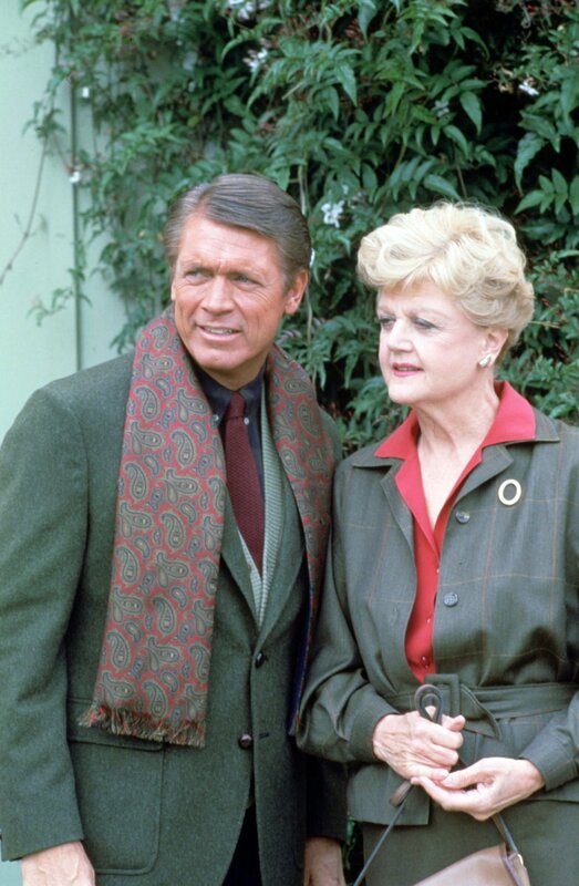Jessica (Angela Lansbury, r.) soll für eine Fernsehshow interviewt werden. Schnell bemerkt sie, dass der Moderator Kevin Keats (Chad Everett, l.) verfolgt wird … – Bild: Universal Pictures