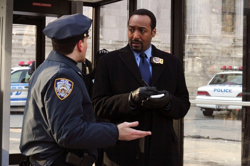 Det. Edward Green (Jesse L. Martin) beginnt mit den Ermittlungen nach einem Anschlag im Rathaus – Bild: RTL