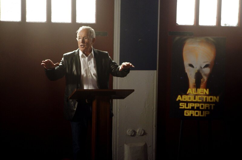 Die Astrophysikerin Marie Subbarao wird tot in ihrem Wagen auf einem Eisenbahngelände aufgefunden. Wurde sie vielleicht Opfer einer Entführung durch Außerirdische? Kann der Experte auf diesem Gebiet Benny Stryker (Lance Henriksen) helfen? – Bild: American Broadcasting Companies, Inc.