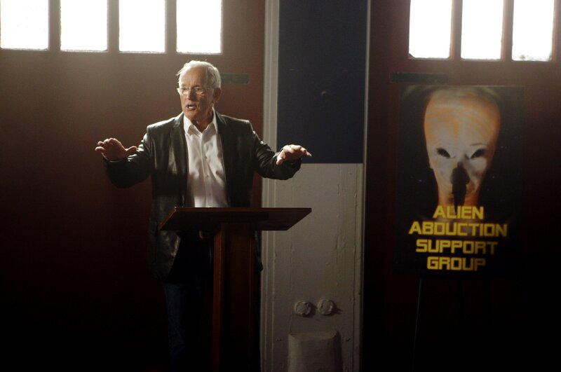 Die Astrophysikerin Marie Subbarao wird tot in ihrem Wagen auf einem Eisenbahngelände aufgefunden. Wurde sie vielleicht Opfer einer Entführung durch Außerirdische? Kann der Experte auf diesem Gebiet Benny Stryker (Lance Henriksen) helfen? – Bild: American Broadcasting Companies, Inc.