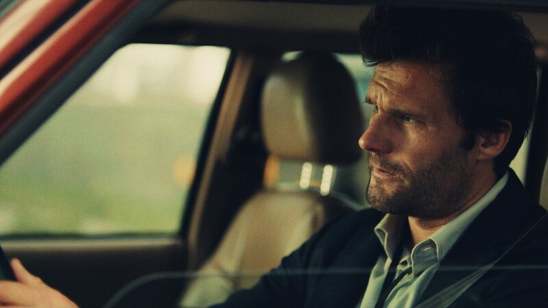 Logout – Von Hackern gejagt Folge 5 Rückschlag für den KI-Experten: Alexis Michalik als David – Bild: SRF/​RTS/​AKKA Films Sàrl