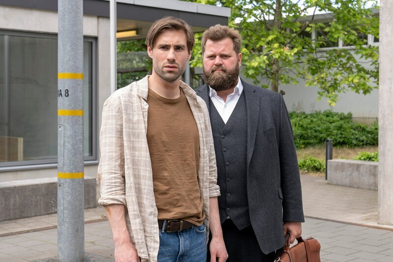 Benni Hornberg (Antoine Monot, Jr., r.) und sein Mandant Maik Frenzel (Jeremy Mockridge, l.). – Bild: ZDF /​ Andrea Enderlein