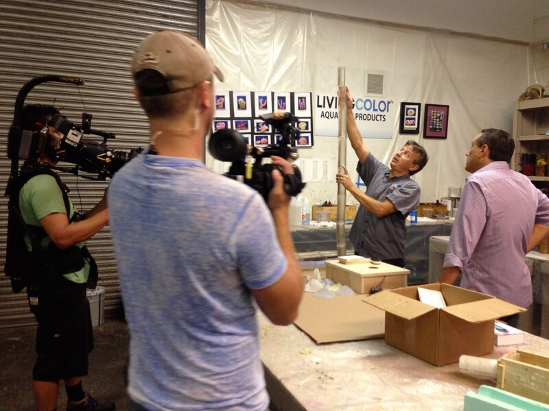 Designer Jose (2.v.r.) displays his ideas for the PB Catch aquarium with the restaurant’s owner, Thierry Beaud (r.). – Bild: National Geographic Channels /​ Sara Hayworth