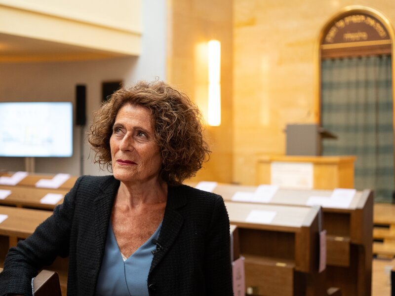 Rachel Salamander im Interview. – Bild: Petra Schütz /​ BR